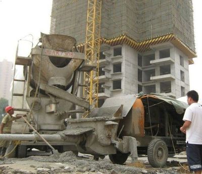 塔吊與混凝土泵送 現(xiàn)代住宅樓拔地而起的雙引擎